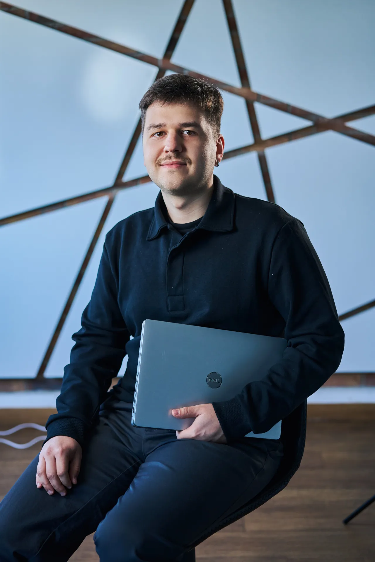 Marcel Pękala przy pracy w agencji Fabryka e-biznesu